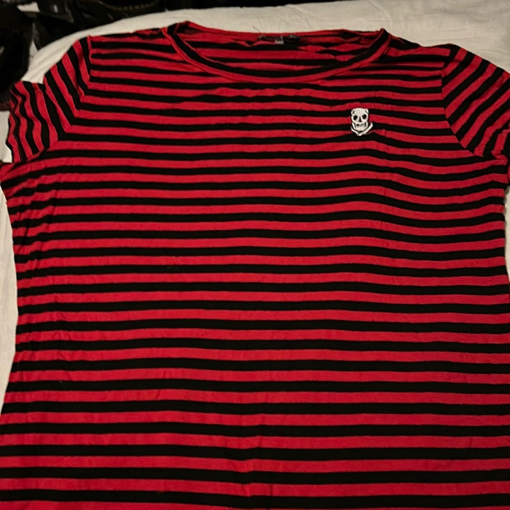 Crossbones tee
